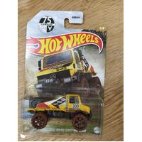 Hot Wheels - Mercedes-Benz Unimog 1300 - 1/64 (mud runners) 1/5